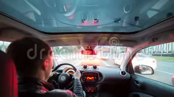 成年男性驾驶汽车的时间间隔镜头视频的预览图