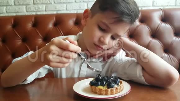 小孩子吃黑莓蛋糕视频的预览图
