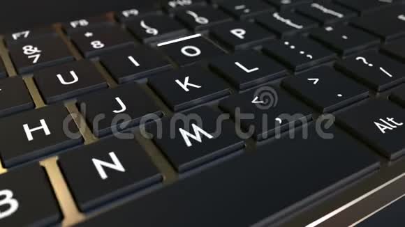 电脑键盘和千斤顶在盒子里的Trouble消息在钥匙里概念三维动画视频的预览图