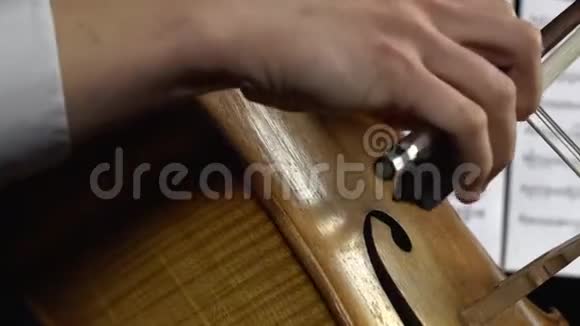 大提琴在床单的背面贴上音符侧视图视频的预览图