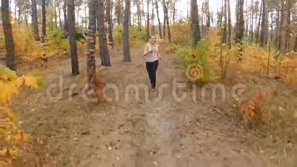 秋天森林里美女奔跑的慢动作视频视频的预览图