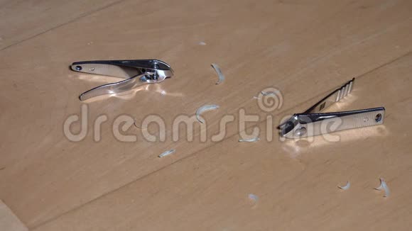 钉修剪工具在木板地板背景上剪钉视频的预览图