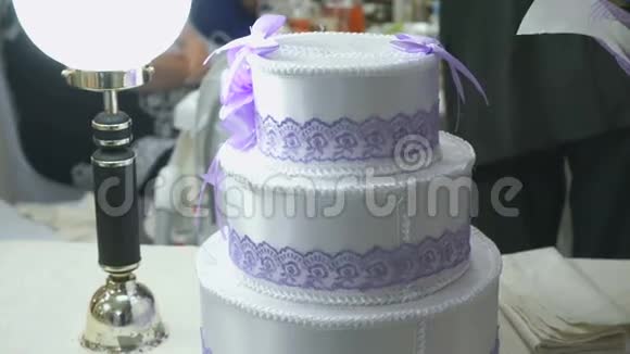 为婚礼准备的庆祝蛋糕视频的预览图