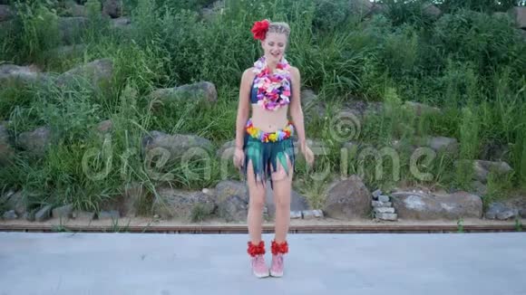 夏威夷女孩梳着辫子开着花开心地傻乎乎地和花蕾花环跳舞视频的预览图