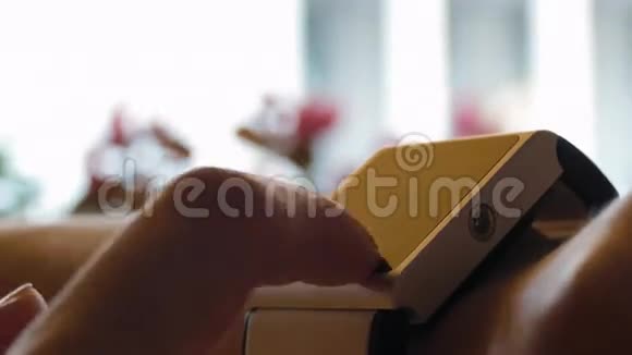 女用智能手表在咖啡厅视频的预览图