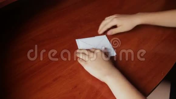 幼儿动手制作折纸船视频的预览图