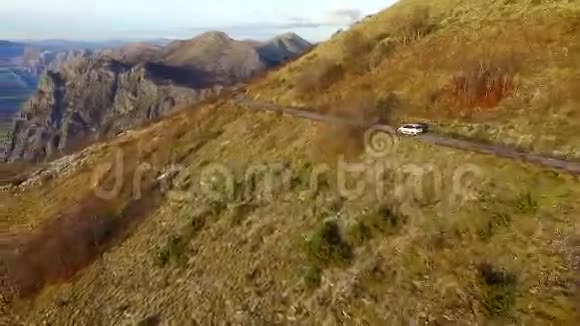 无人机视频汽车在山路上行驶国家公园Lovchen视频的预览图