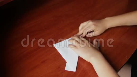 幼儿动手制作折纸船视频的预览图