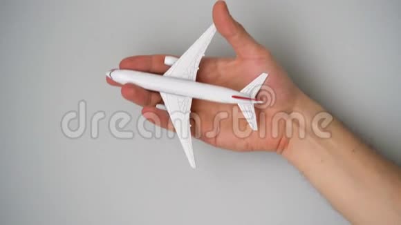 手中的玩具飞机模拟飞行视频的预览图