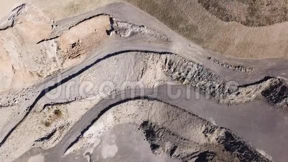 一个混凝土采石场的无人机鸟瞰图视频的预览图