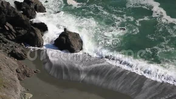 狂野的黑色海滩视频的预览图