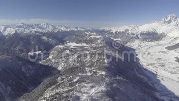 令人叹为观止的冬季景观雪山树林美丽的山脉视频的预览图