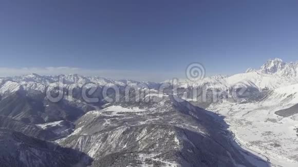 雪山树林奇山的冬季美景视频的预览图