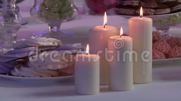 甜点桌上的白蜡烛视频的预览图