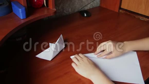 幼儿动手制作折纸飞机视频的预览图