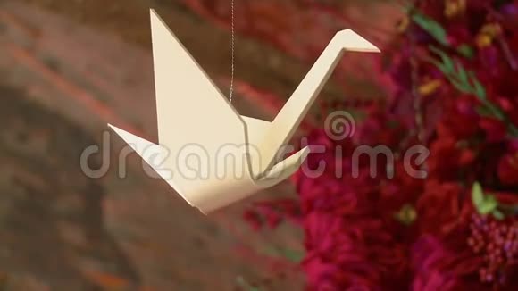 白色起重机作为婚礼装饰的一部分视频的预览图