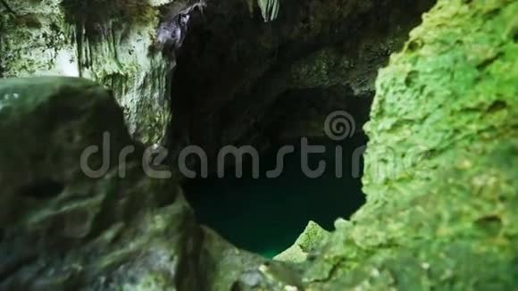 洞中的小池塘视频的预览图