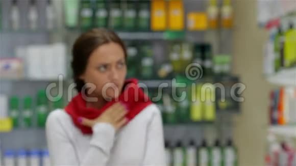 咳嗽的女人来到药店视频的预览图