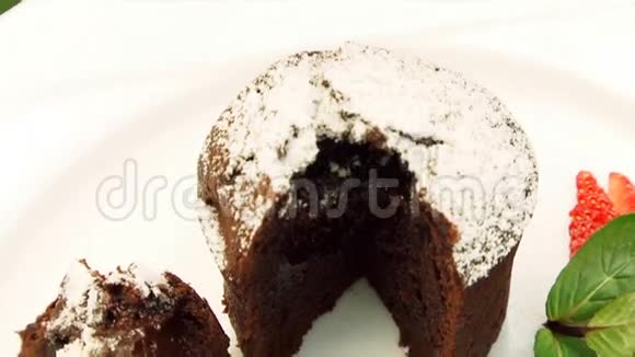 巧克力蛋糕和面包屑视频的预览图