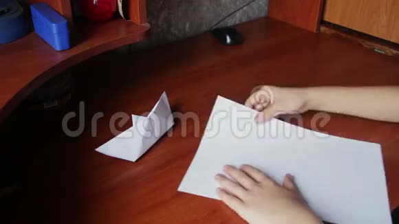 幼儿动手制作折纸飞机视频的预览图