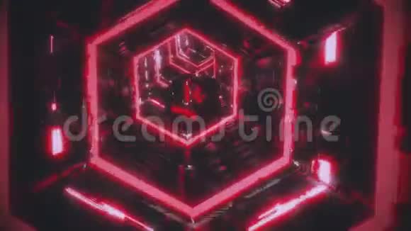 一架摄像机沿着一条被饱和红色霓虹灯照亮的黑暗的未来六边形走廊沿着一个多面体移动视频的预览图