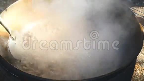 黄油洋葱圈炒锅配勺牛肉视频的预览图