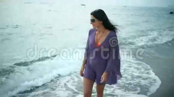 美丽浪漫的女人在暑假在海滩上散步视频的预览图