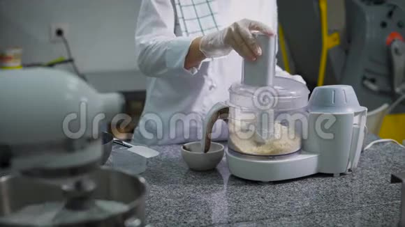 糖果机在专业的食品加工机研磨配料制造各种糖果前景中有一个混频器视频的预览图