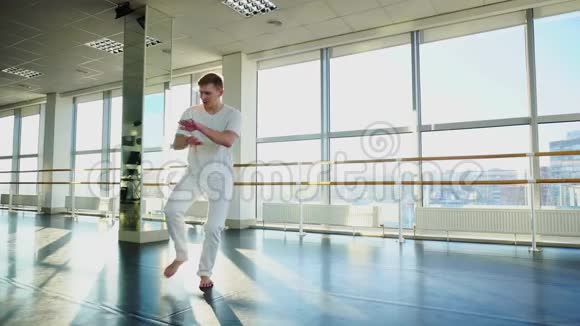 健身房摄影期间运动服装舞蹈康复专家视频的预览图