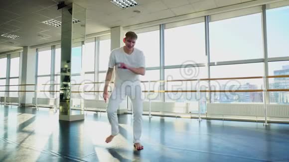 运动服装跳舞和在健身房玩相机的经济学家视频的预览图