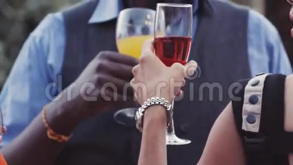 庆祝会优雅的女人他的手拿着一杯红酒精美的戒指和金表视频的预览图