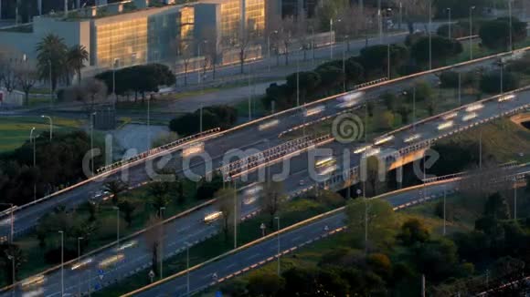 日落时的交通场景和道路长期暴露时间流逝视频的预览图