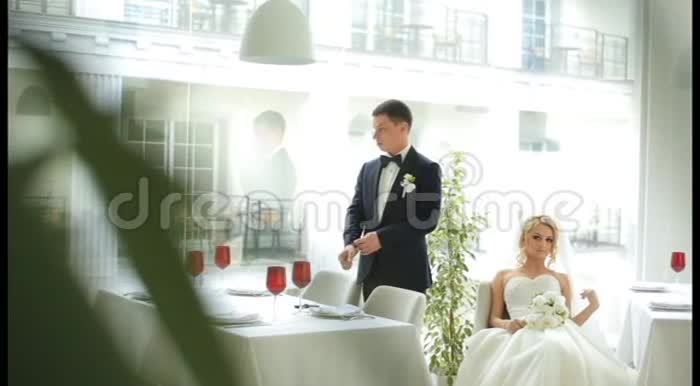 在豪华全景餐厅举行的婚礼庆典上有魅力的新娘和新郎视频的预览图