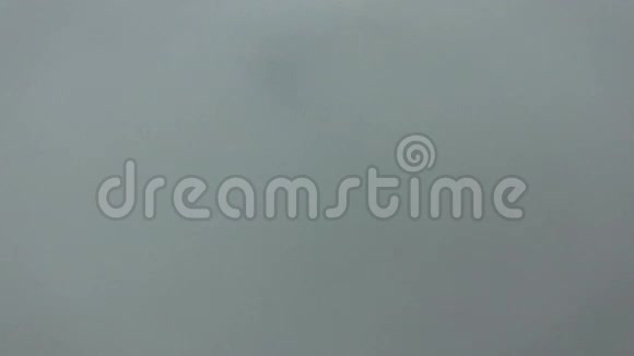 从第一层云层俯瞰罗马尼亚布塞吉山脉视频的预览图