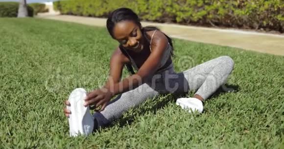 黑人妇女坐着伸展身体视频的预览图