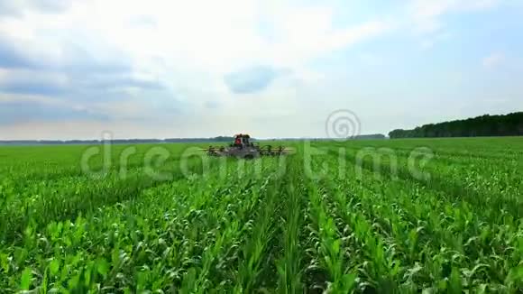 在玉米地上有一台拖拉机这是一台机器它可以解析移除玉米的侧枝从而提高产量视频的预览图