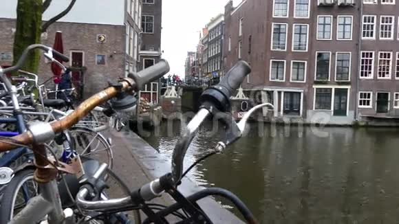 旧自行车停在阿姆斯特丹的街道上视频的预览图