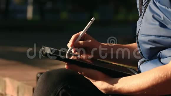 设计师在桌上用手写笔绘制草图视频的预览图