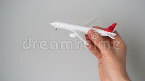 手中的玩具飞机模拟飞行视频的预览图