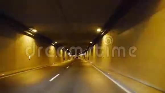 开得很快穿过隧道视频的预览图