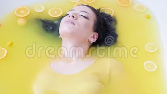 家庭spa放松疗法美容护理水果浴视频的预览图