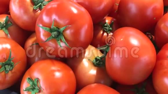 新鲜有机番茄在亚洲印度尼西亚的食品市场视频的预览图