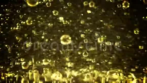 植物油和水的混合物中的气泡视频的预览图