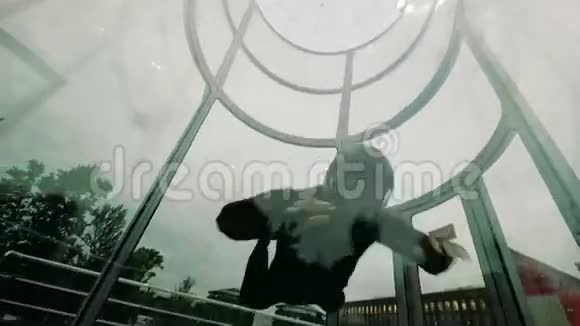 人类跳伞在室内竞技场跳伞在风洞里飞行视频的预览图