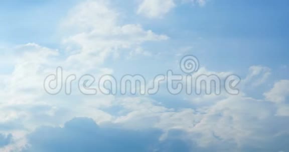 美丽的云景时间流逝巨大的建筑云和太阳突破云团视频的预览图
