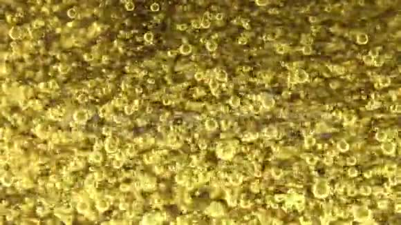 植物油和水的混合物中的气泡视频的预览图