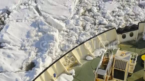 船驶过冰冻的海洋波夫视频的预览图