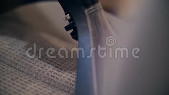 一张主清洁车内座椅的特写镜头慢动作视频的预览图