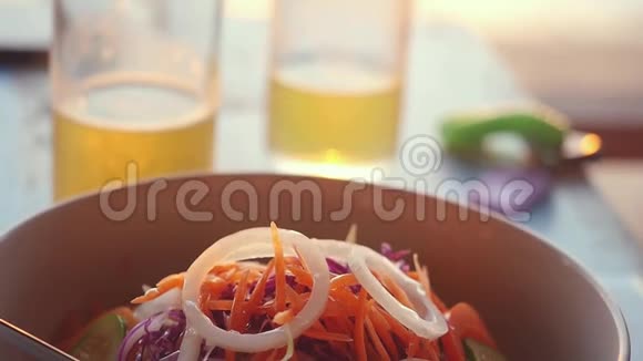 泰国菜的辛辣青木瓜沙拉泰国人称之为SOMTAM慢动作1920x1080视频的预览图