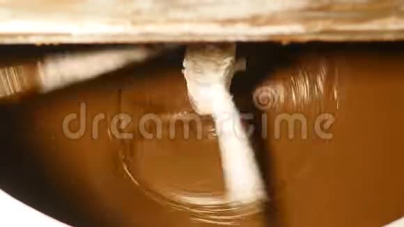一台机器在工厂里混合黑巧克力视频的预览图
